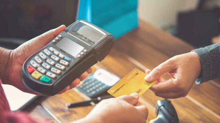Cobrar a mais por vendas no cartão de crédito é permitido
