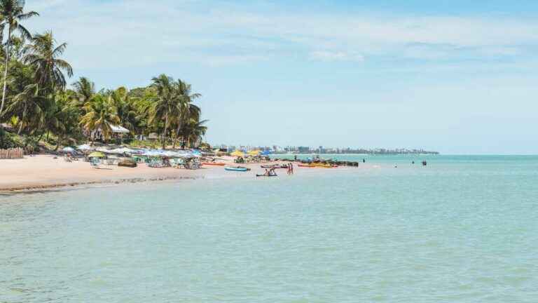 praias brasileiras para curtir a vida noturna