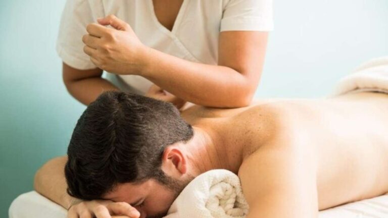 Como funciona a massagem nuru